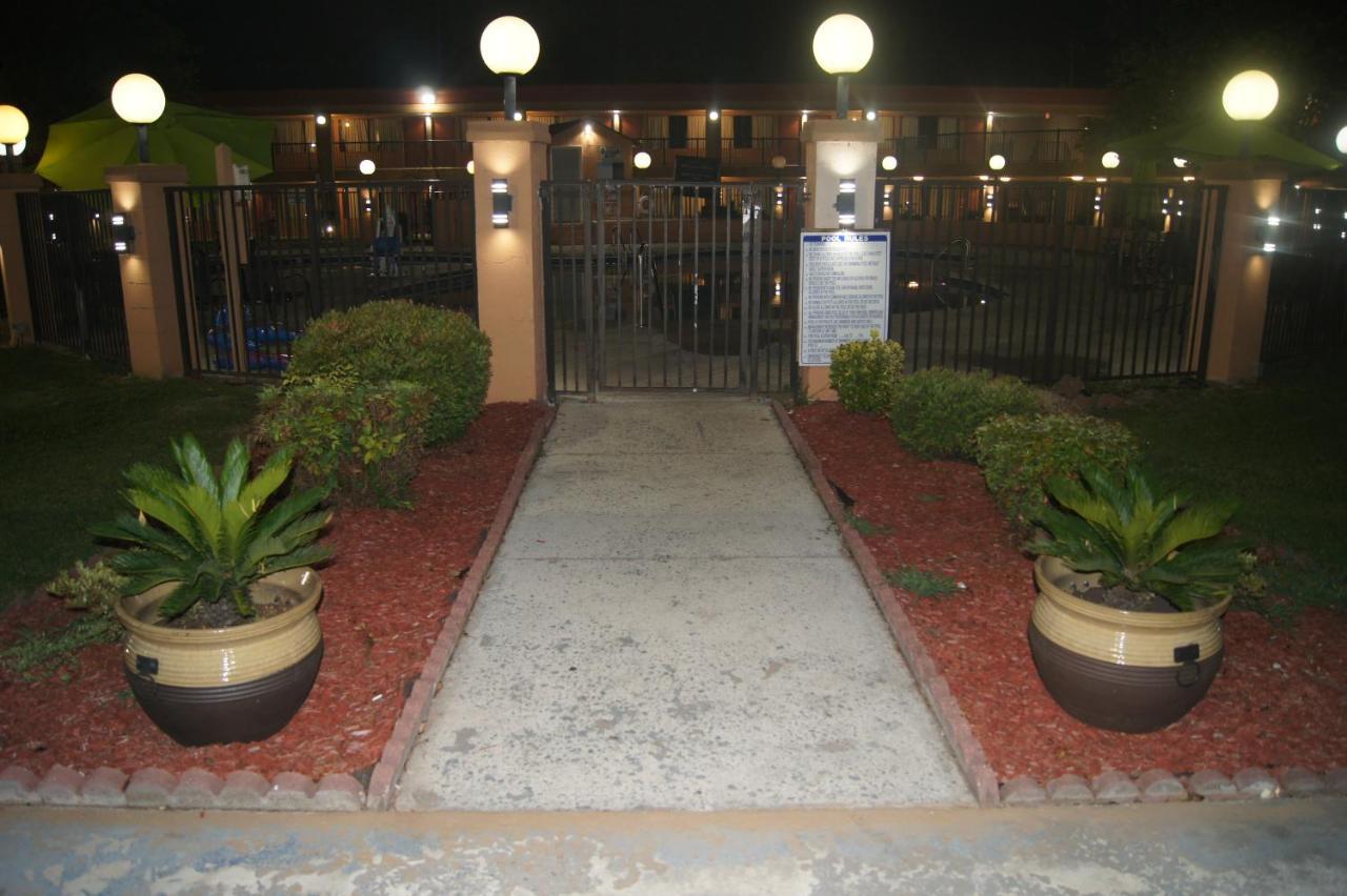 Days Inn By Wyndham Durham/Near Duke University Exterior photo