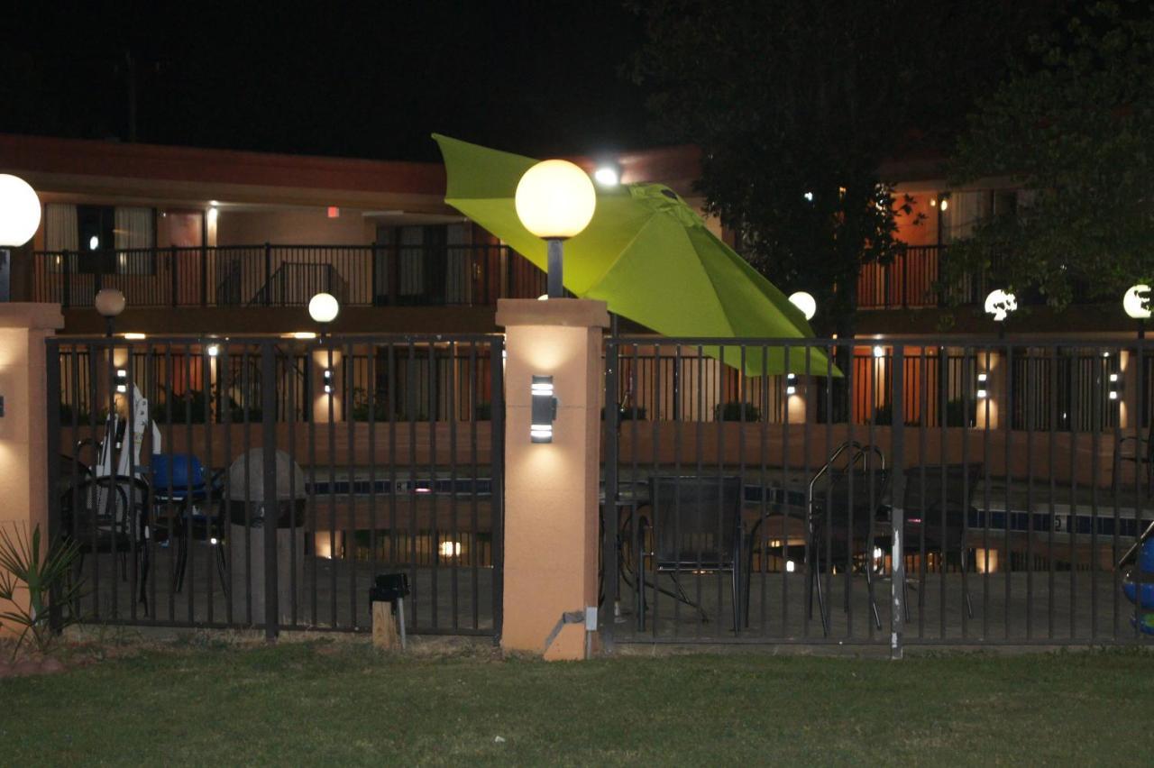 Days Inn By Wyndham Durham/Near Duke University Exterior photo