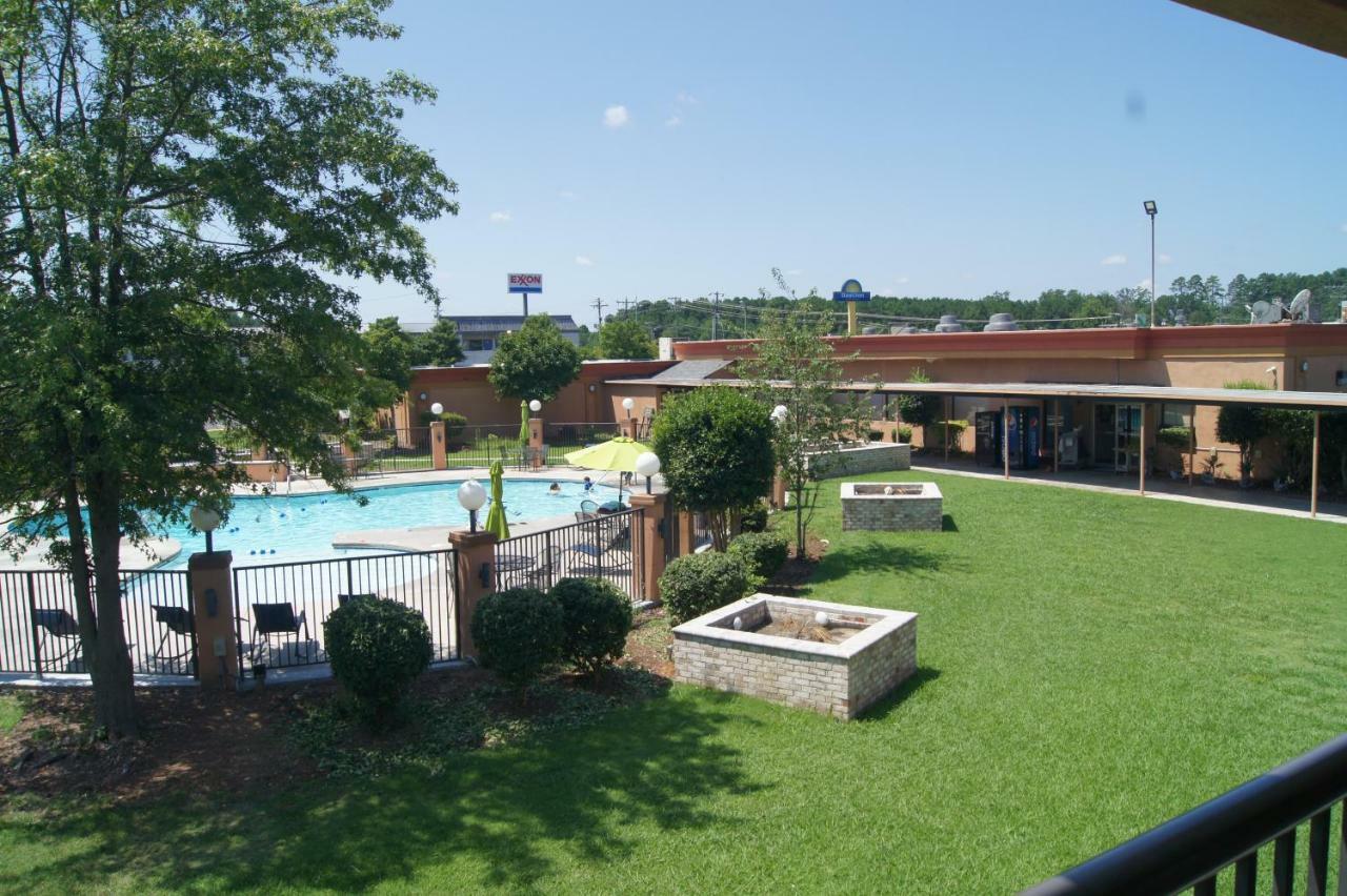 Days Inn By Wyndham Durham/Near Duke University Exterior photo
